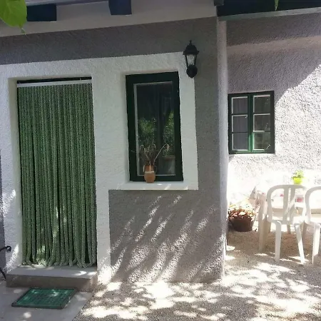 Cica-mica Nyaraló